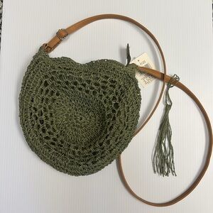 NWT Straw raffia shoulder bag with zip
closure